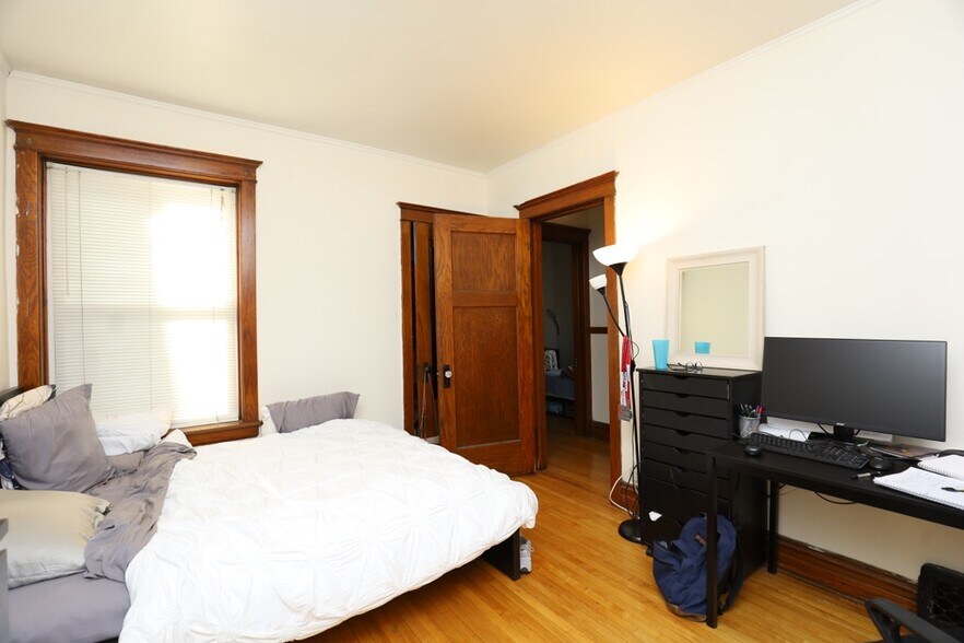 Building Photo - 2774 N Kenmore Ave