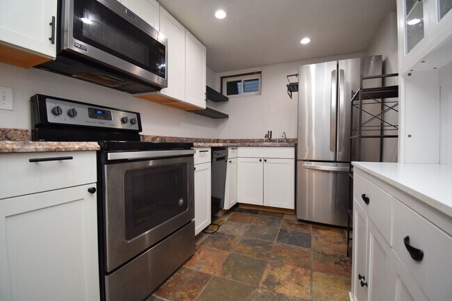 Building Photo - Bright & Updated 3 Bed Near Sugarhouse!!