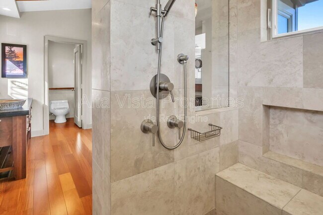 Building Photo - 5940 La Jolla Mesa Dr