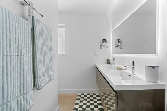 Building Photo - 930 N 11th Ct