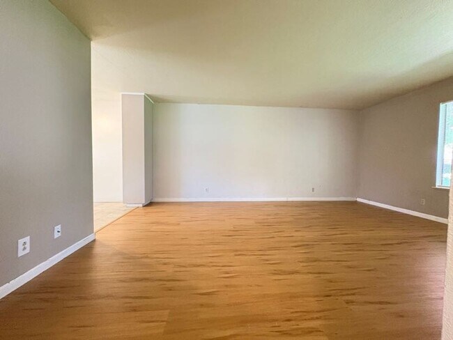 Building Photo - Cute 2 Bedroom Condo