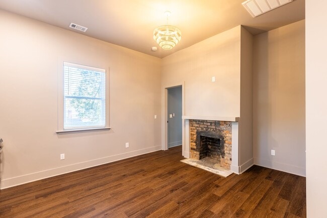 Building Photo - $300 OFF May Rent! Stylish Upstairs 1BR in Historic District