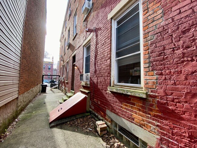 Building Photo - 7 bedroom/ 3bath Mins. from UC + Med Campu...