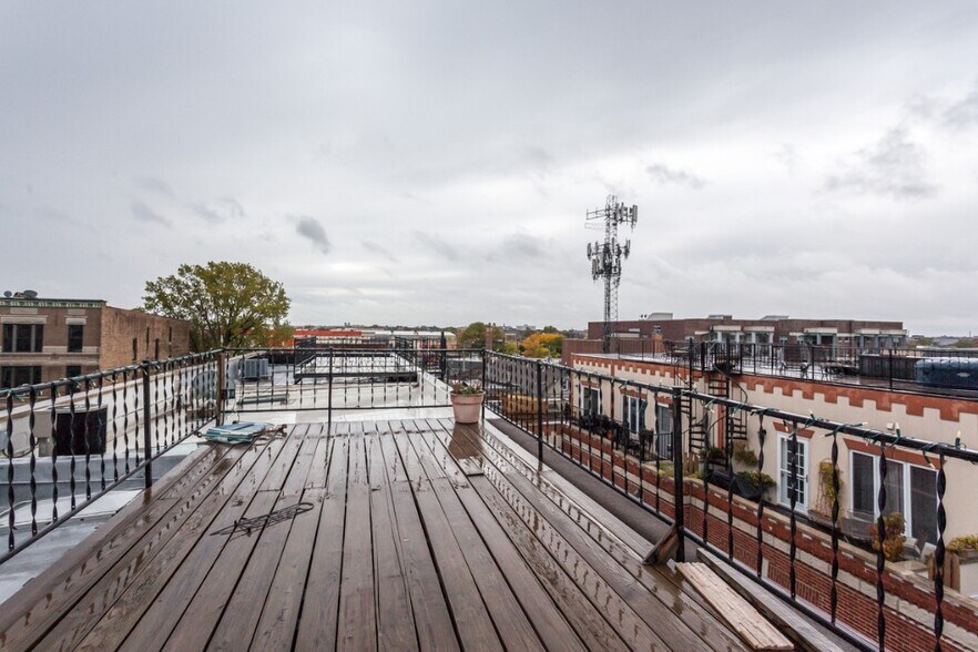 Building Photo - 2427 N Clybourn Ave