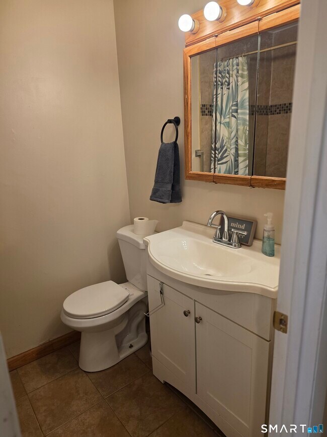 Building Photo - 22 Lakeview St