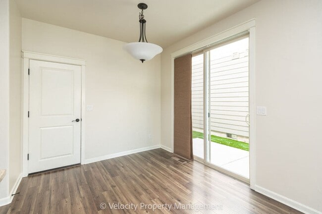 Building Photo - Lovely 3 bedroom, 2.5 bathroom home plus a...