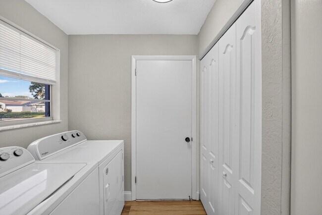 Building Photo - 791 Lindenwood Cir E