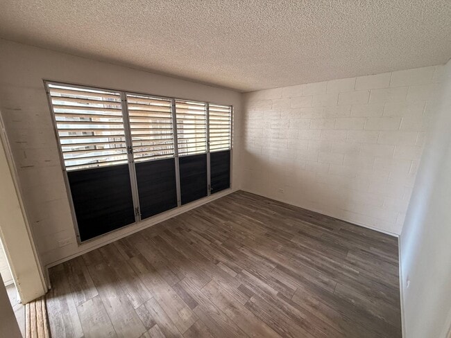 Building Photo - Fresh 2/1 Makiki Heights Condo with 1 Parking, Lanai, Pool, Open floor plan, & Walk-in closet