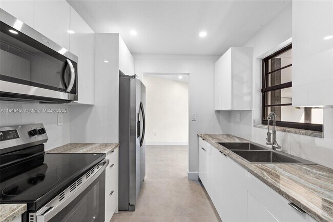 Building Photo - 5402 SW 138th Pl