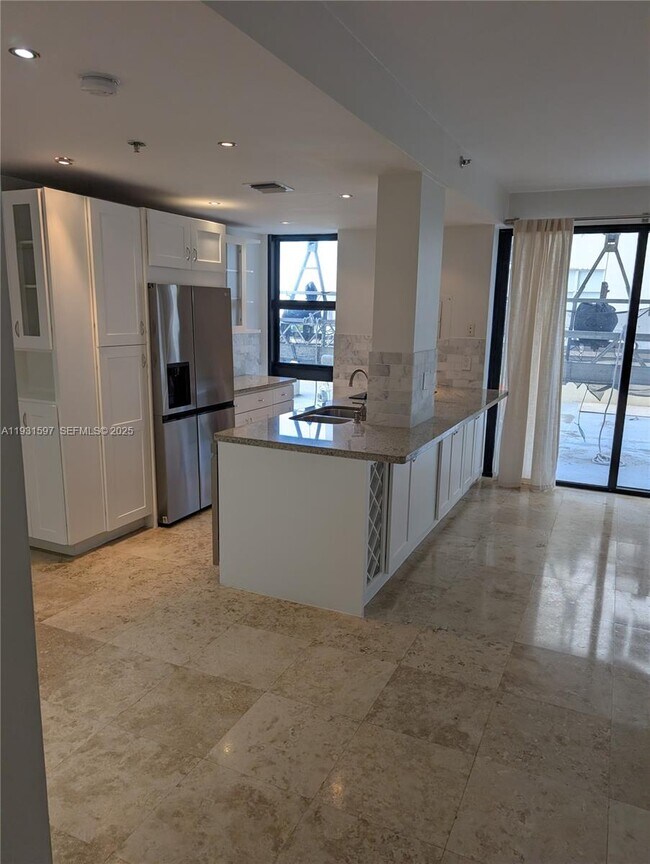 Building Photo - 6061 Collins Ave