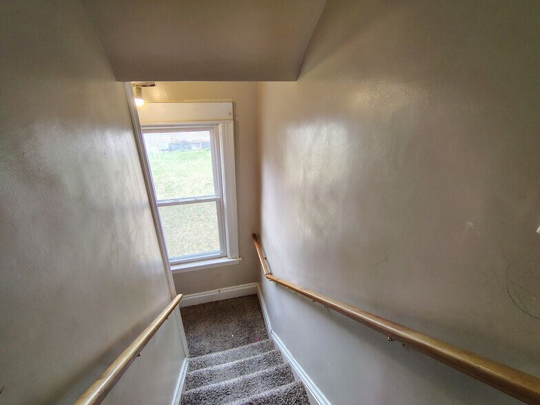 Building Photo - 2331 Midland Ave