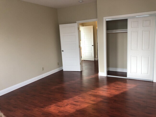 Building Photo - 873 Apgar St