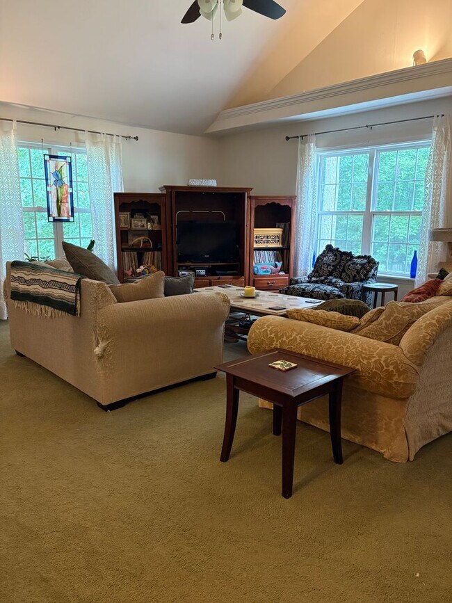 Building Photo - Large, private home in Rivercliff