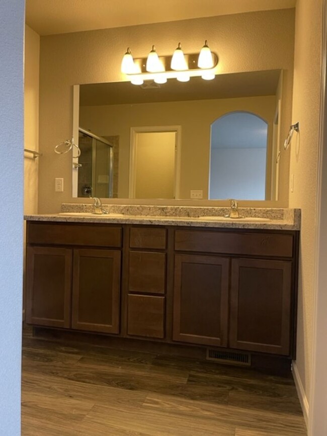Building Photo - Beautiful 3BD/2.5BA Townhome in The Vistas...