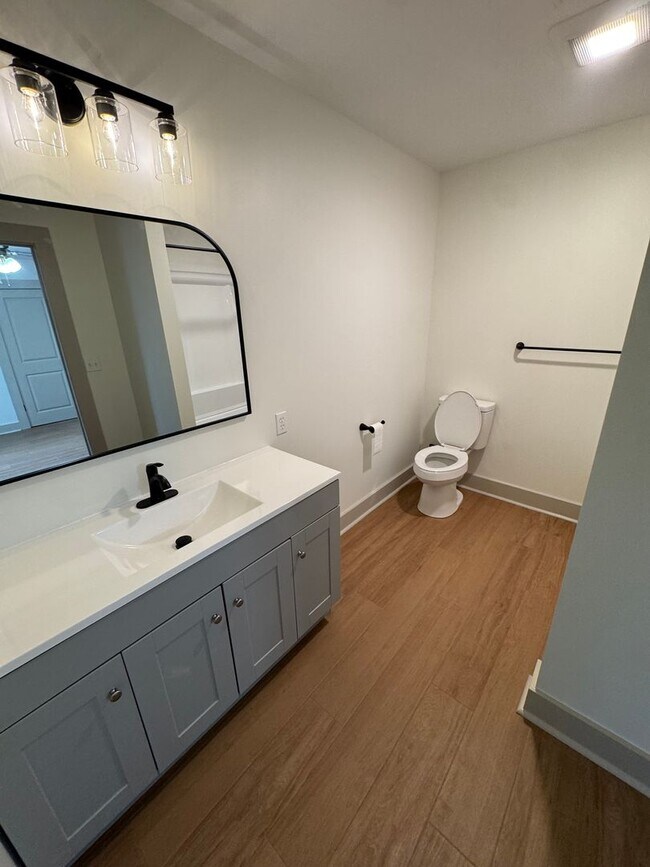 Building Photo - Newly Remodeled 3Bd/2Ba House