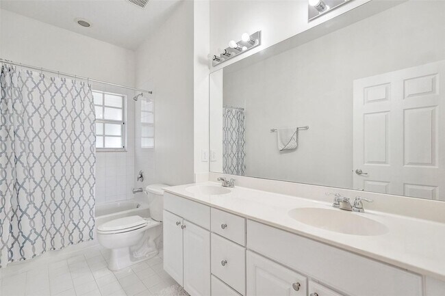 Building Photo - 228 SW 6th Ct