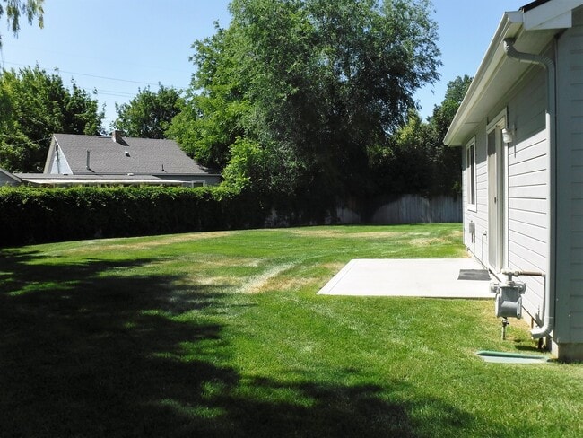 Building Photo - Adorable 2 bed 2 bath Town Home in a quiet...