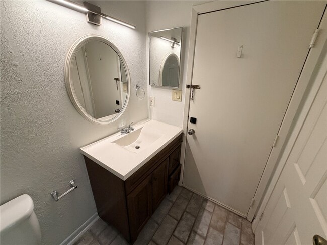 Building Photo - 10855 Meadowglen Ln