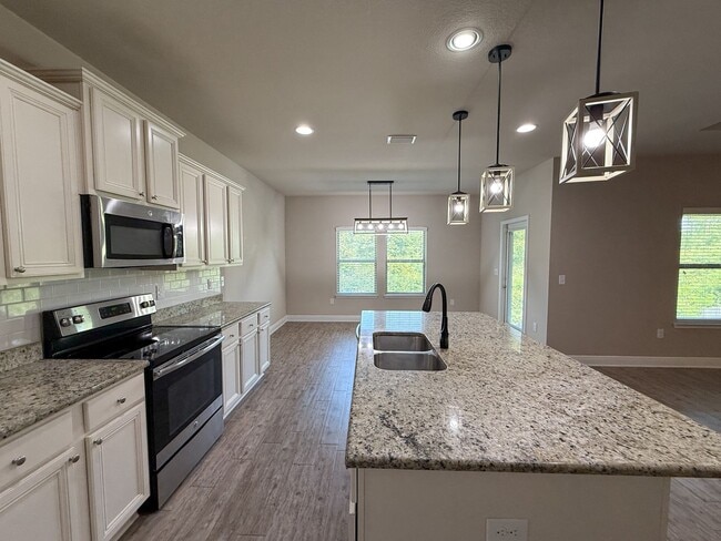 Building Photo - Spacious 4 bedroom 2.5 bath Home for Rent ...