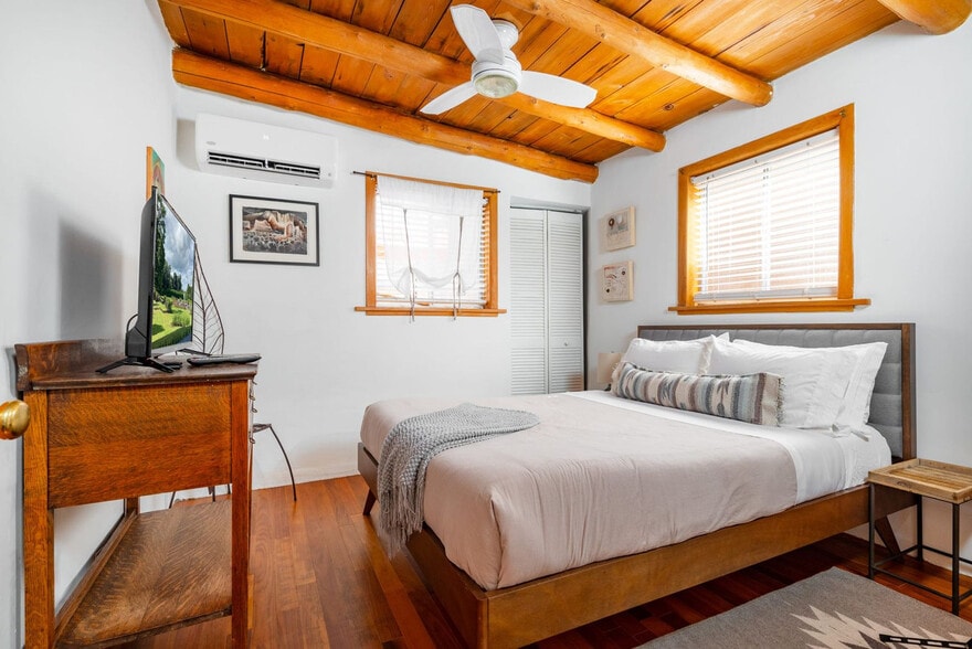 Building Photo - 616 1/2-721 Galisteo St