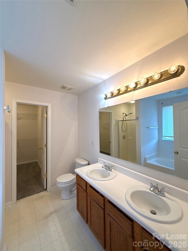 Building Photo - 2807 Forest Grove Ct