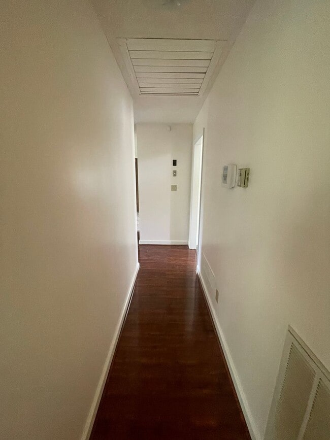 Building Photo - 2 bedroom 3 bath  Mid- Century style home! This home has a wonderful outdoor area great for Enter...