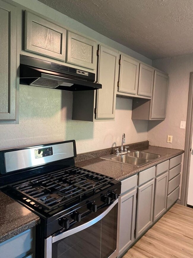 Building Photo - 2308 NW 19th- AVAILABLE NOW!