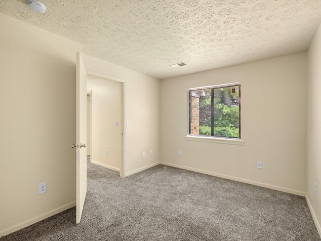 Building Photo - Live 5 Minutes from HONDA********** Rent $1324/mo*********Restaurants and Grocery Around the corner