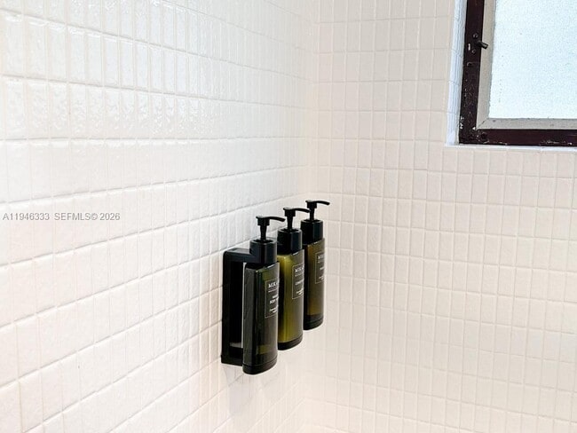 Building Photo - 664 SE 20th Ave