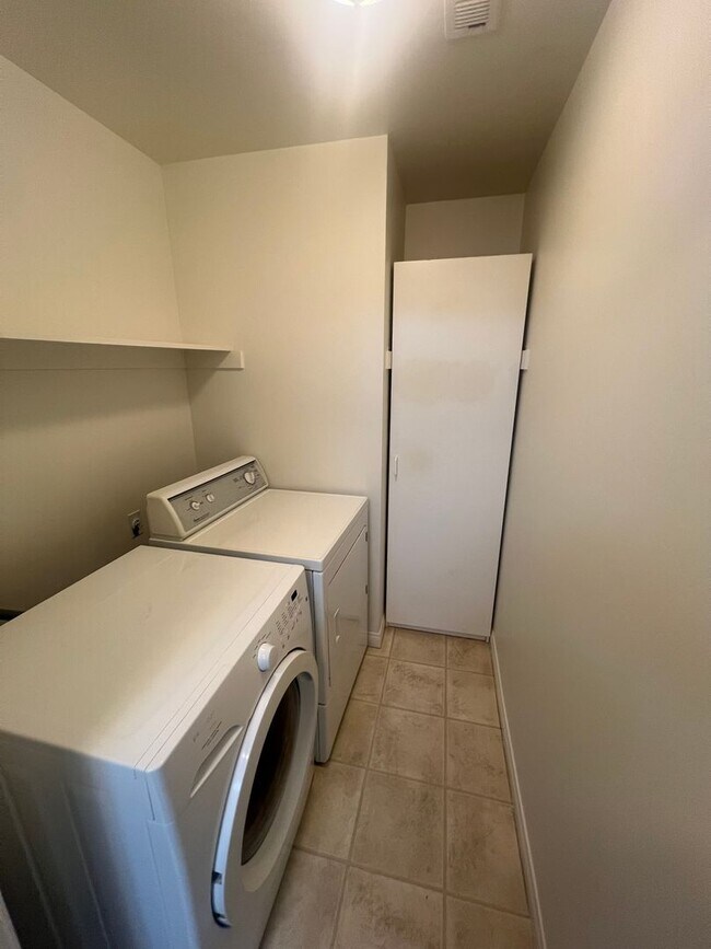 Building Photo - Cute North Bakersfield home!