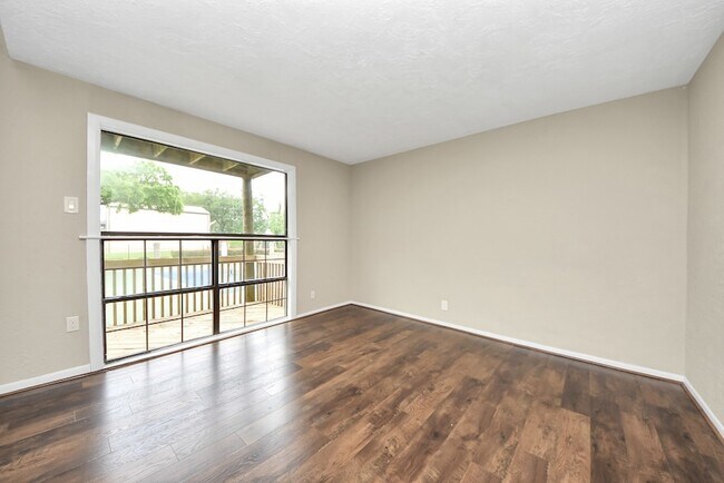 Building Photo - 651 Davis Rd