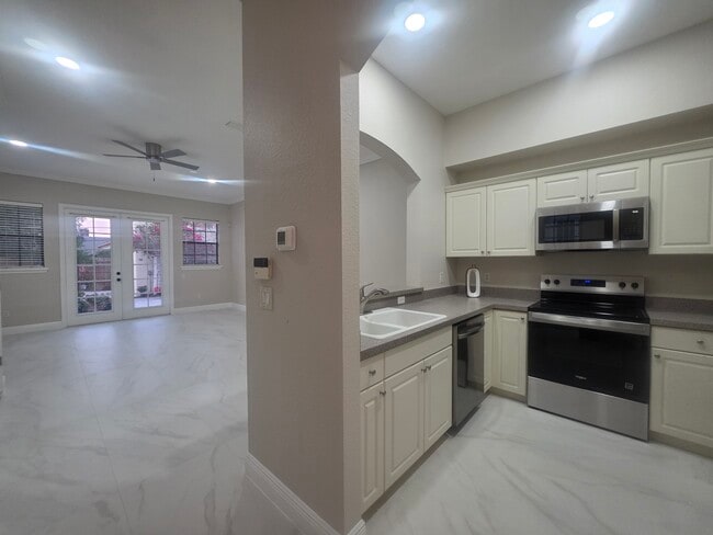 Building Photo - 637 Hillcrest St