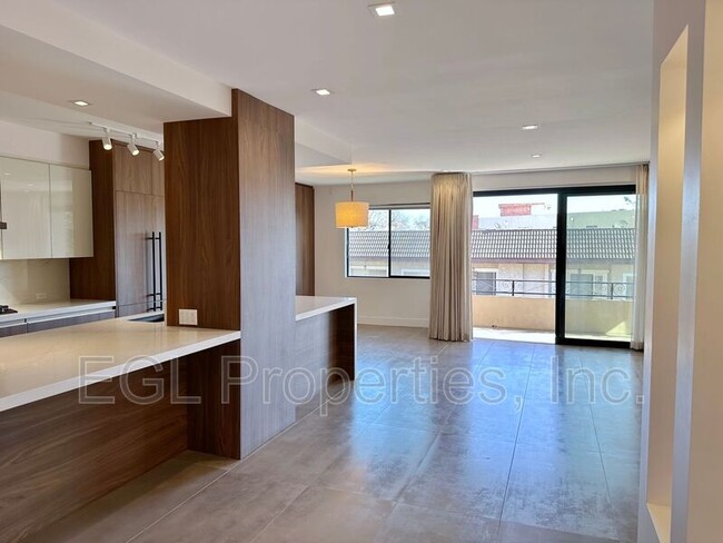Building Photo - 1223 S Roxbury Dr