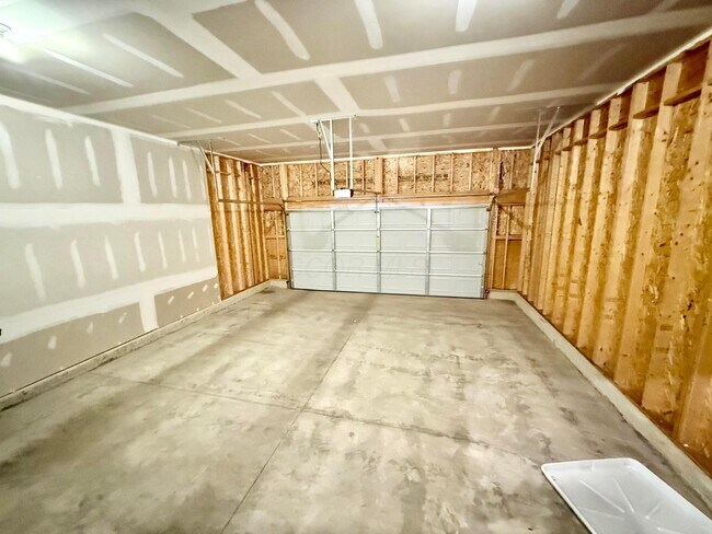 Building Photo - 1916 Pomodoro Dr