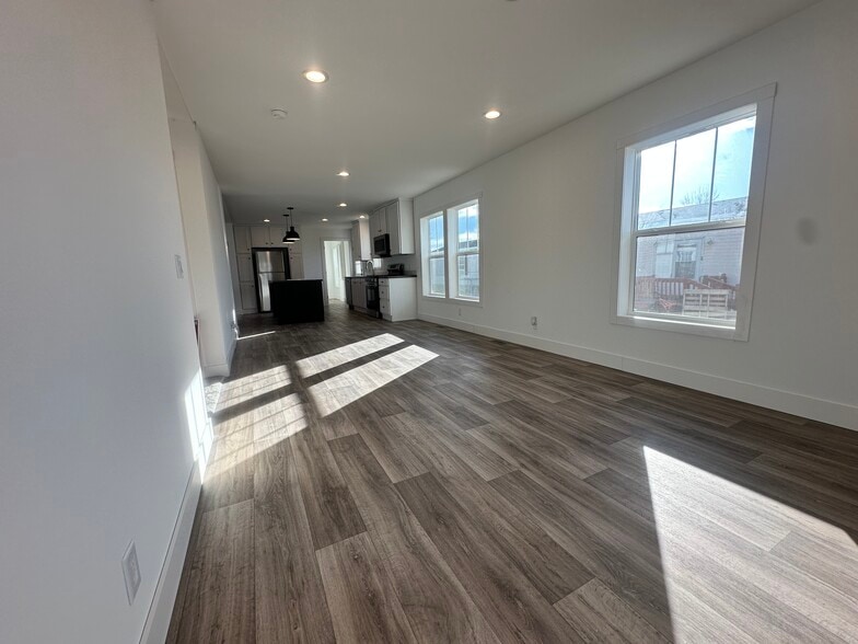 Building Photo - 29 Cavalier St N