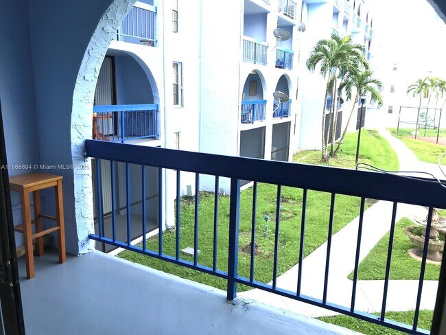 Building Photo - 9440 Fontainebleau Blvd