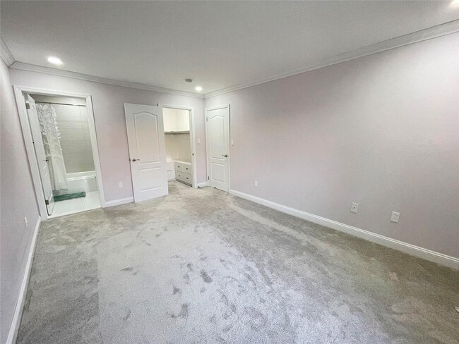 Building Photo - 241 Oak Park Dr