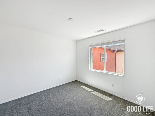 Building Photo - Spacious 2BD/3BA Condo in Chula Vista with Walk-In Closet, Community Pool & 2-Car Garage