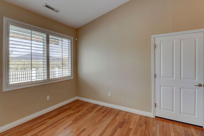 Building Photo - Incredible Home with Lake Views!