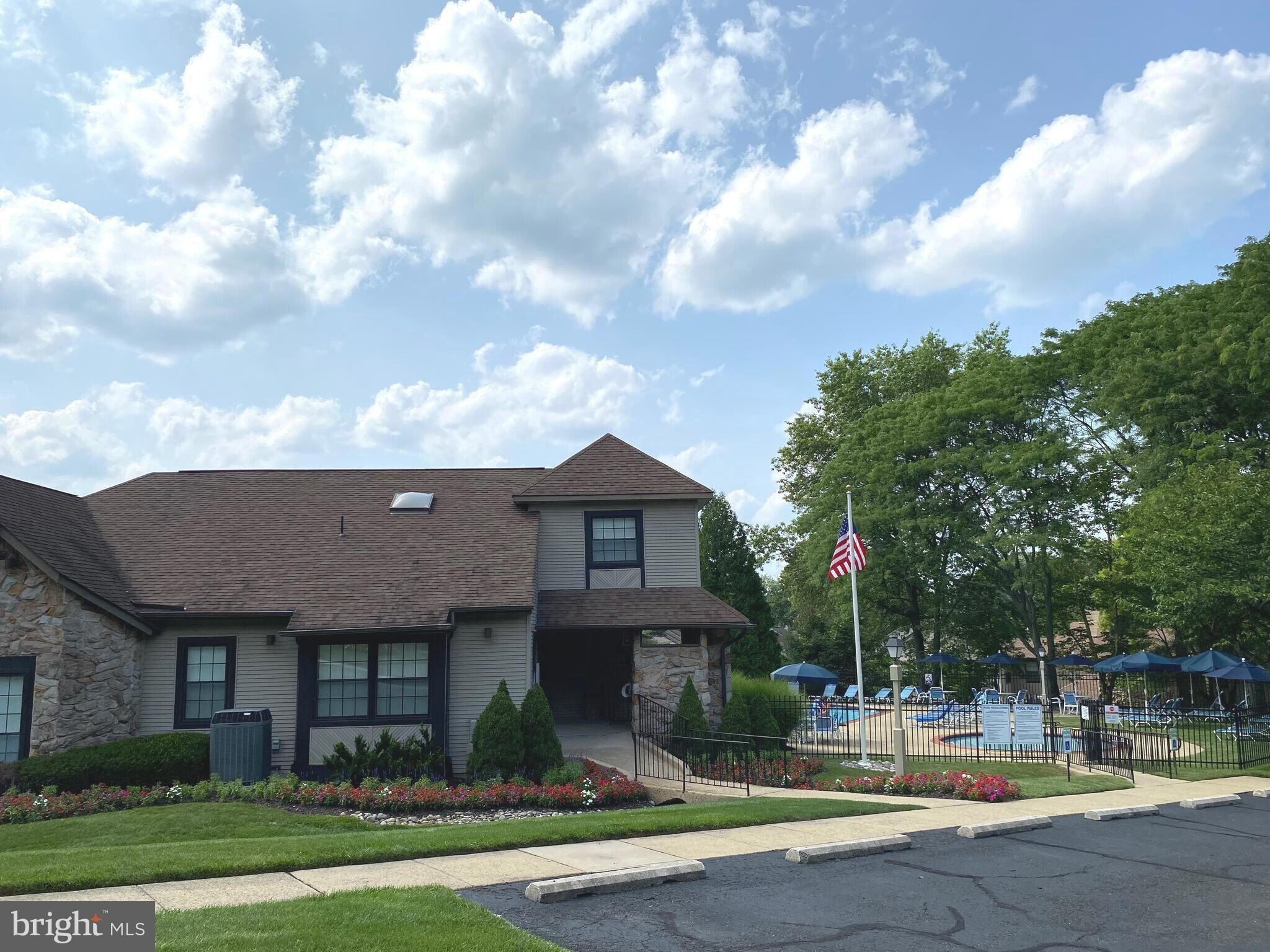 Building Photo - 451 Redbud Ct