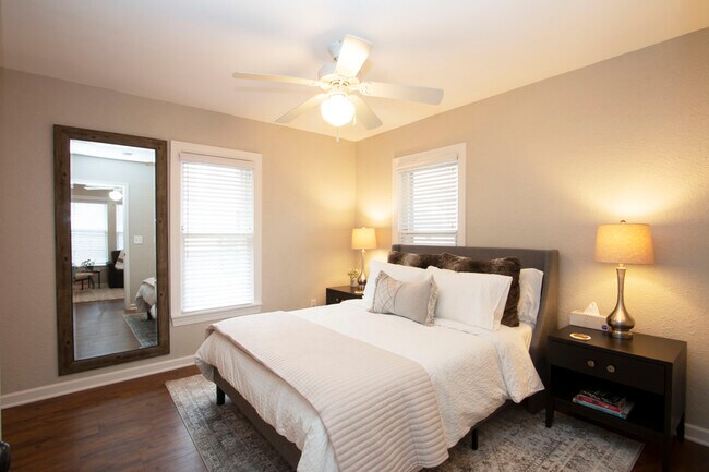 Primary bedroom with Queen bed - 1909 W. 47th Terr