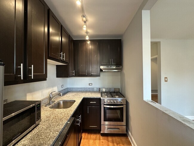 Building Photo - 4742 N Hermitage Ave