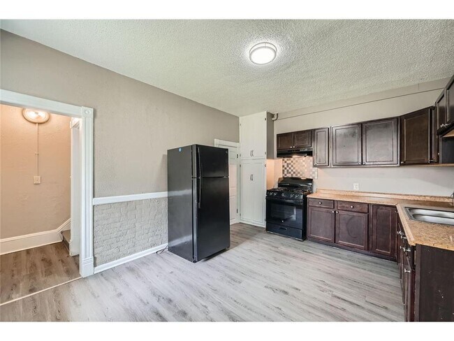 Building Photo - 911 Sims Ave