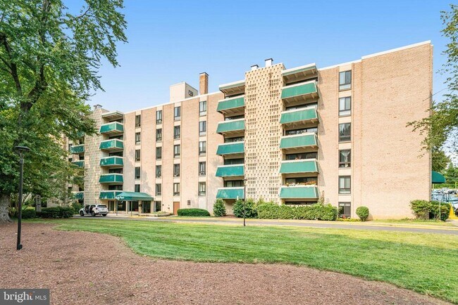 Building Photo - 6139 Leesburg Pike