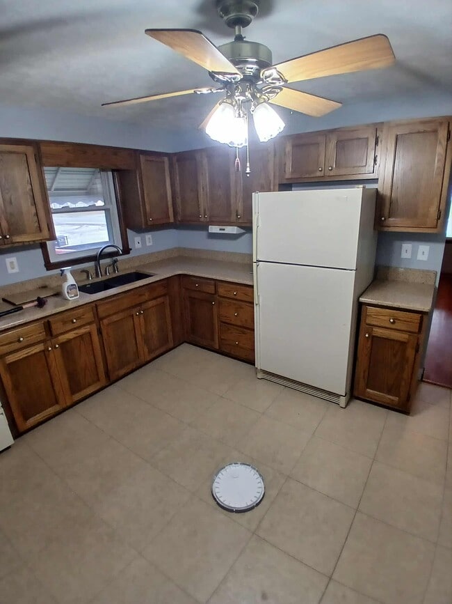 Building Photo - 1159 S Main St