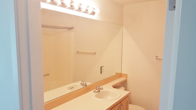 Building Photo - 3br/2.5ba Townhome with 2-Car Garage + Bonus Room  ** Central Heat & AC **