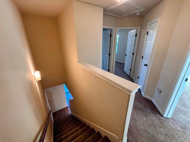 Building Photo - Great Townhome, Move-in Ready! Great Locat...