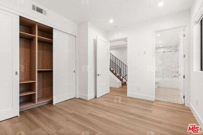 Building Photo - 1541 1/2 Hi Point St