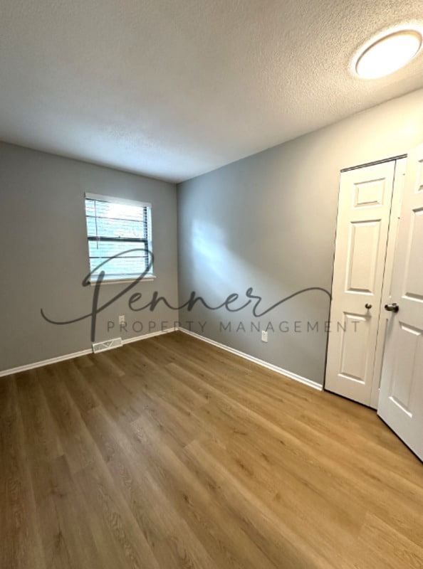 Building Photo - 805 NW Oxford Dr