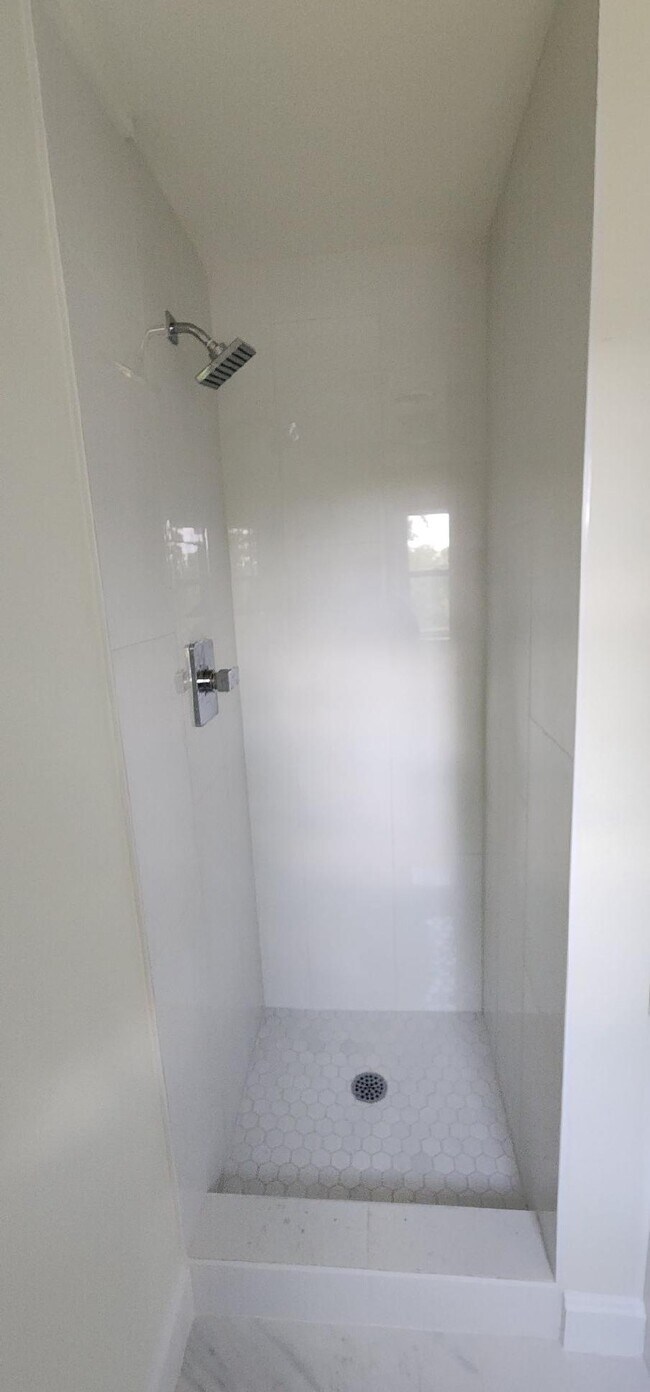 Bathroom between bd2 and bd3 - 3245 Kings Ln